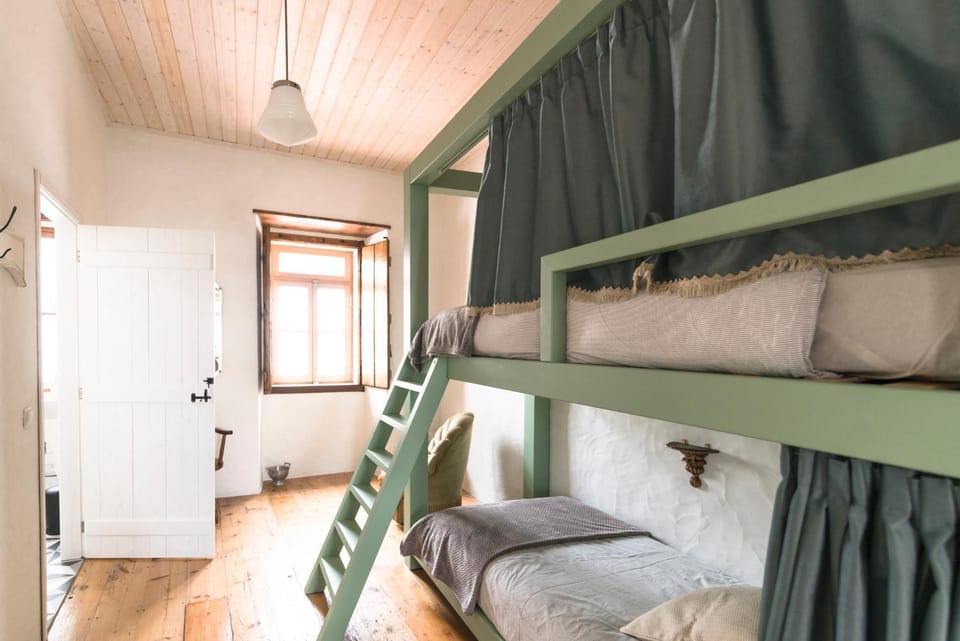 Bedroom, bunk bed