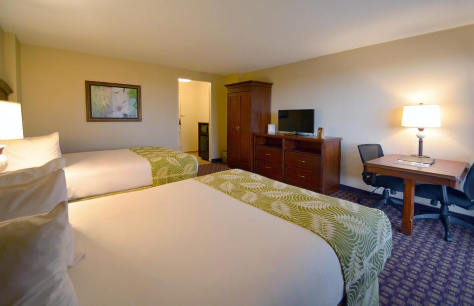 Bed, TV and multimedia, Photo of the whole room, Seating area, Bedroom, wardrobe