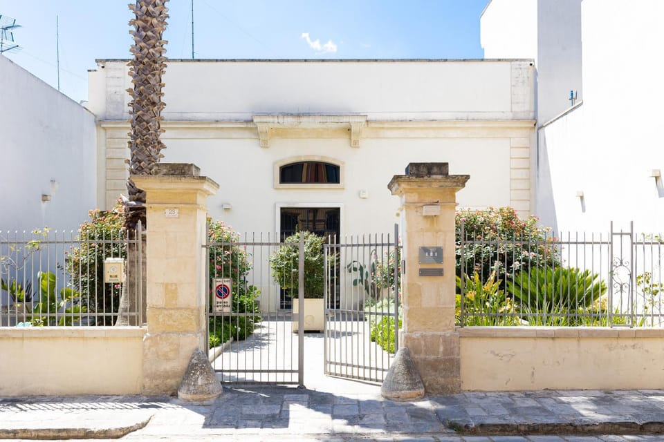 Property building, Facade/entrance, Day, Breakfast, Parking
