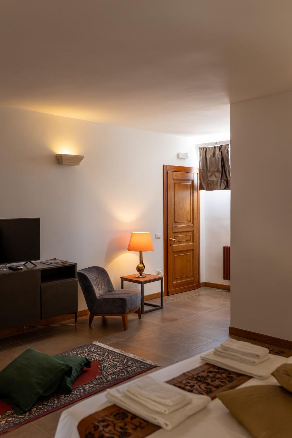 Bed, TV and multimedia, Living room, Photo of the whole room, Seating area, Bedroom