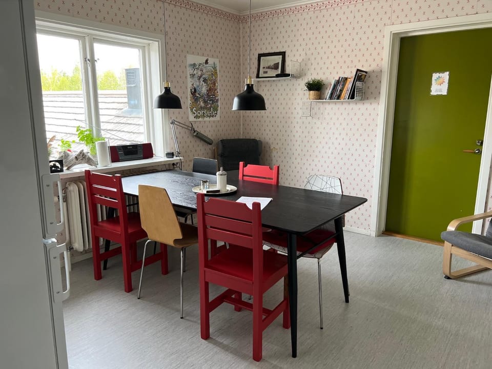 Kitchen or kitchenette, Seating area, Dining area