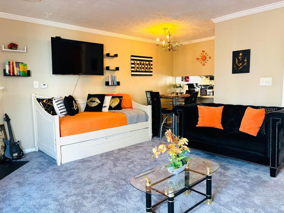 Bed, TV and multimedia, Living room, Photo of the whole room, Seating area, Evening entertainment