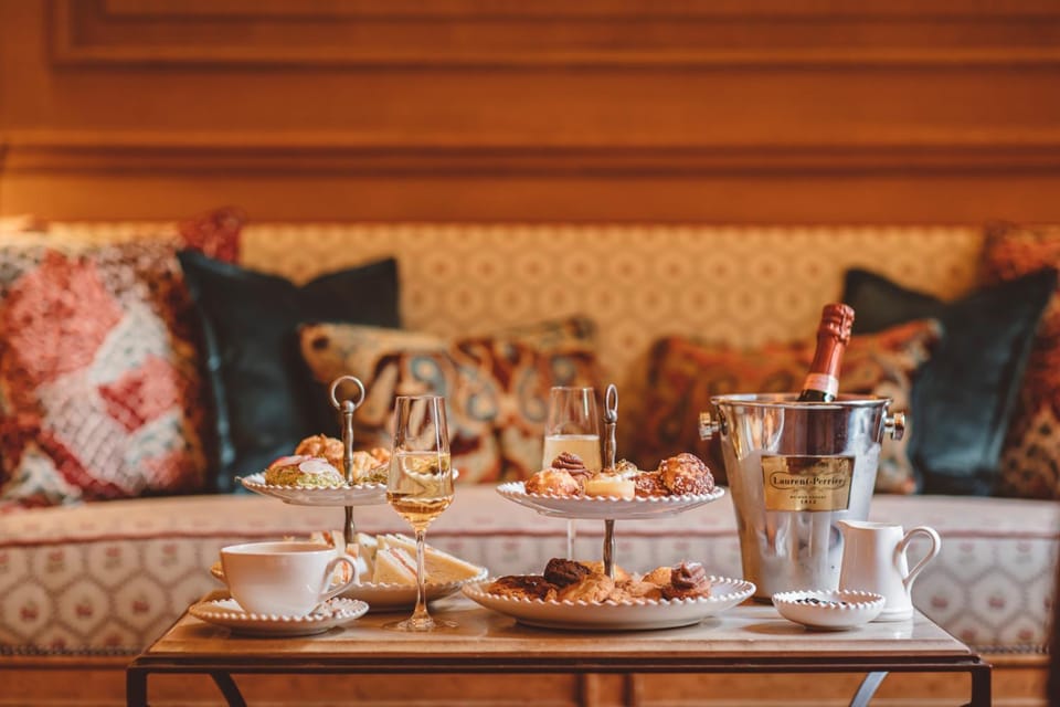 Lounge or bar, Meals