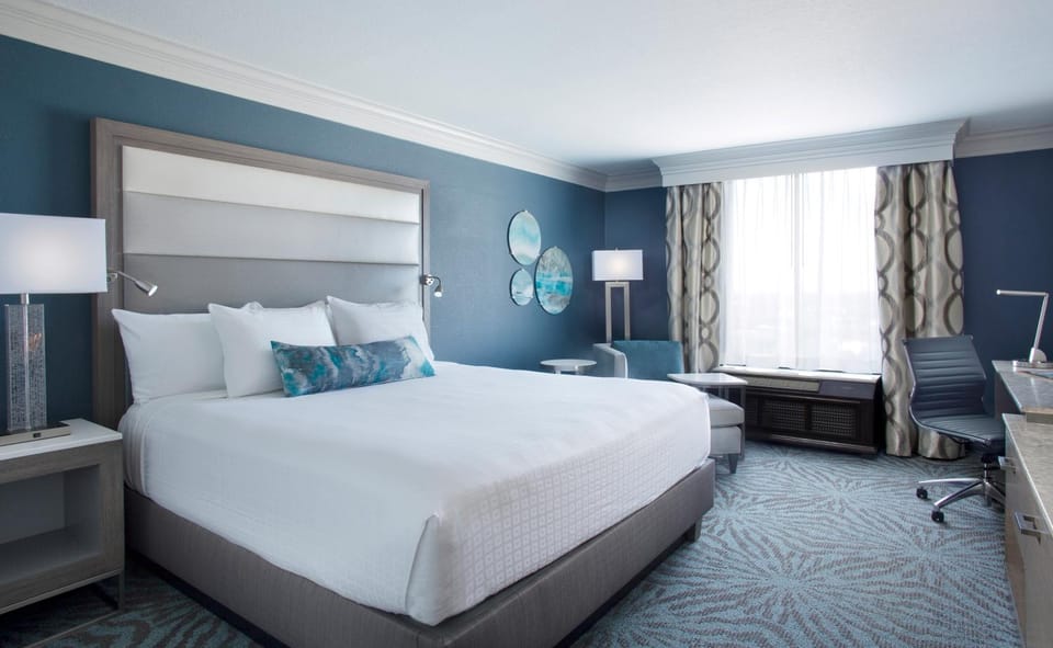 Bed, Photo of the whole room, Seating area, Bedroom