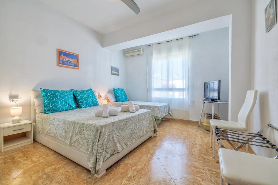 Bed, Photo of the whole room, Bedroom, heating, towels, air conditioner