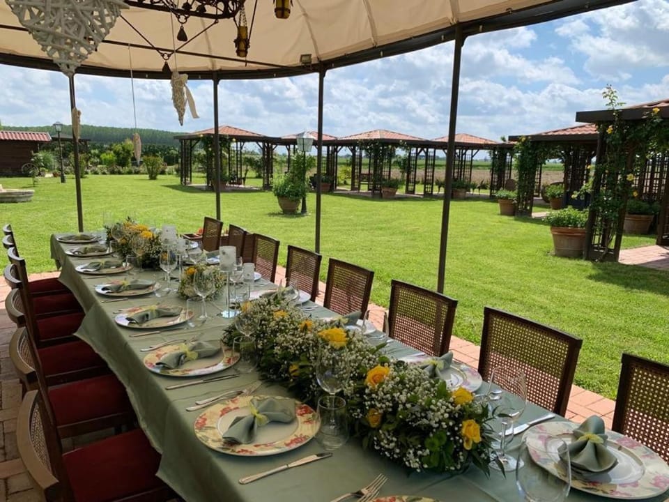 Restaurant/places to eat, Banquet/Function facilities, Garden view