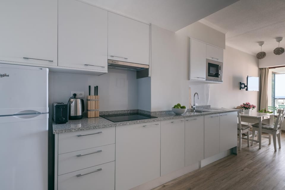 Coffee/tea facilities, Kitchen or kitchenette, dishwasher, minibar, toaster