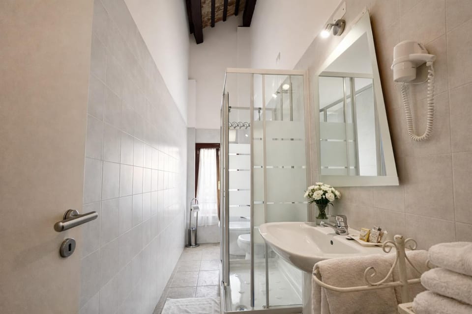 Shower, Toilet, Bathroom, Bath, towels