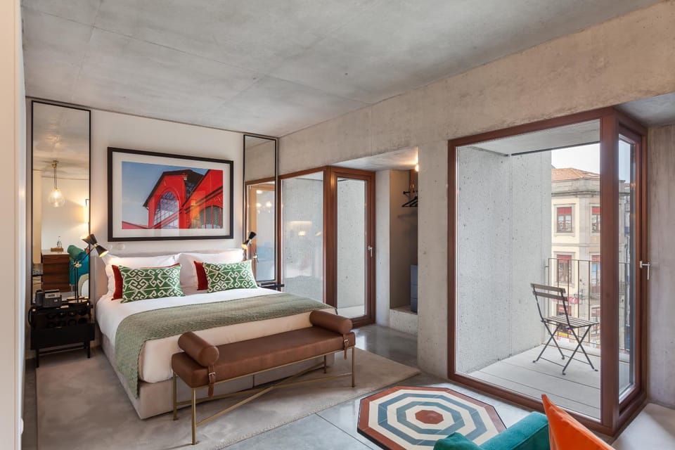 Bed, Balcony/Terrace, Decorative detail, Seating area, Bedroom, City view, Landmark view, Street view