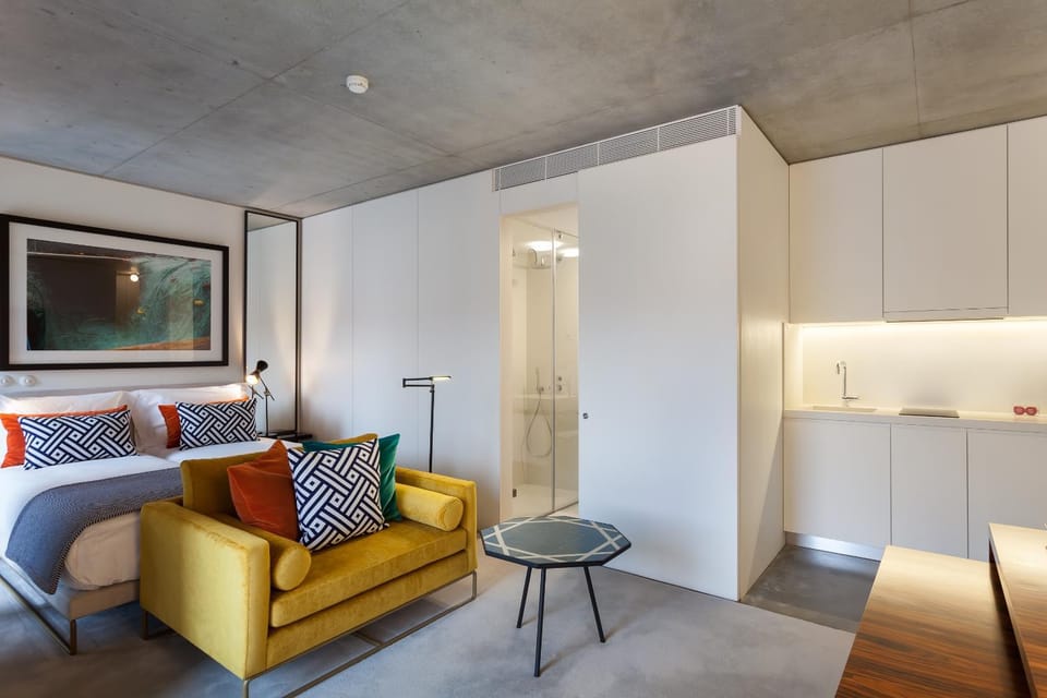 Bed, Bathroom, Coffee/tea facilities, Kitchen or kitchenette, Living room, Decorative detail, Seating area, Dining area, Bedroom, City view, Landmark view, Street view
