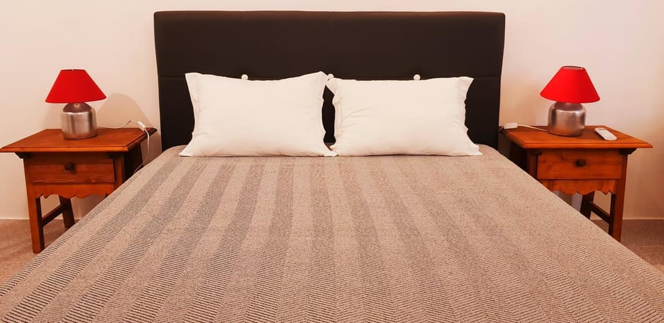 Bed, Photo of the whole room, Decorative detail, Bedroom