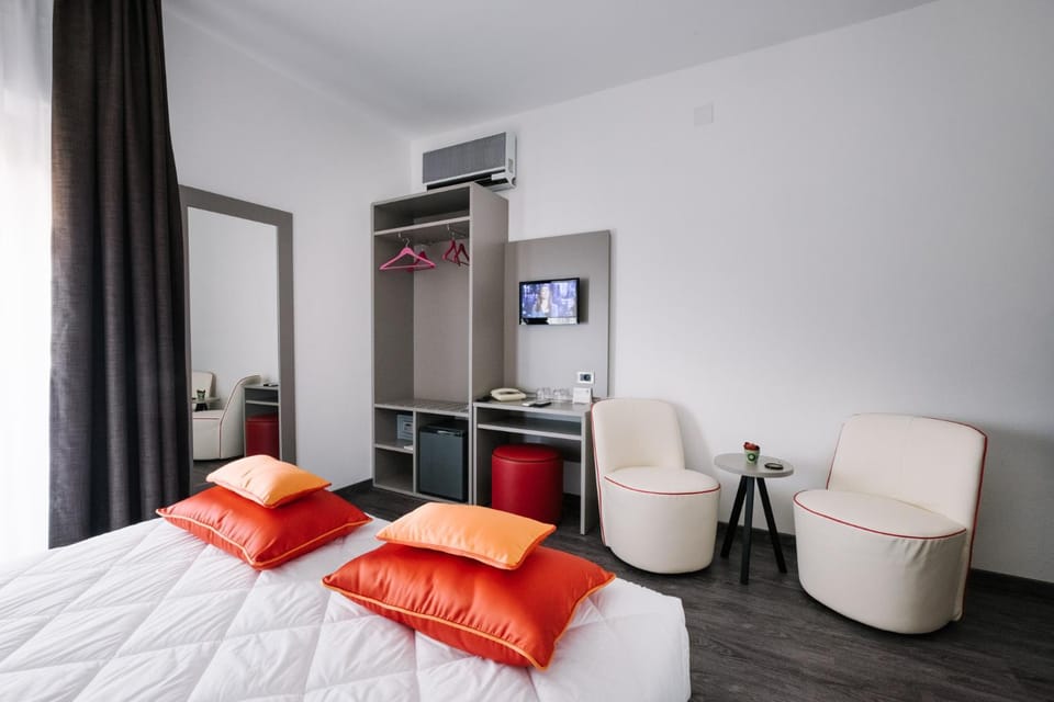 Photo of the whole room, Bedroom