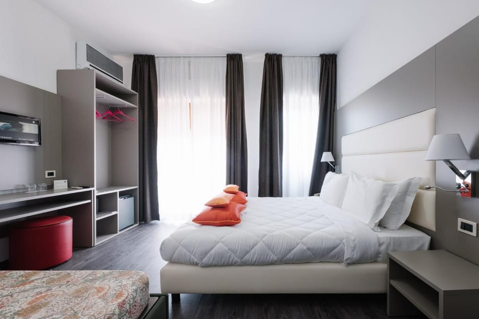 Bed, TV and multimedia, Bedroom