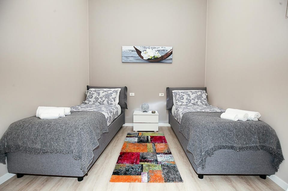 Bed, Living room, Photo of the whole room, Bedroom, towels