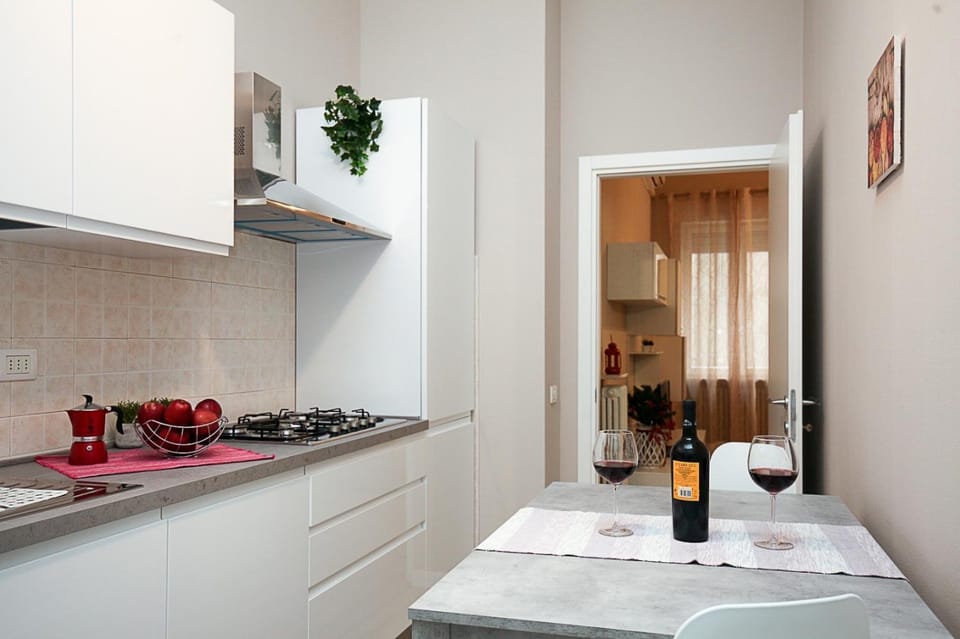 Kitchen or kitchenette, Dining area, Drinks, stove
