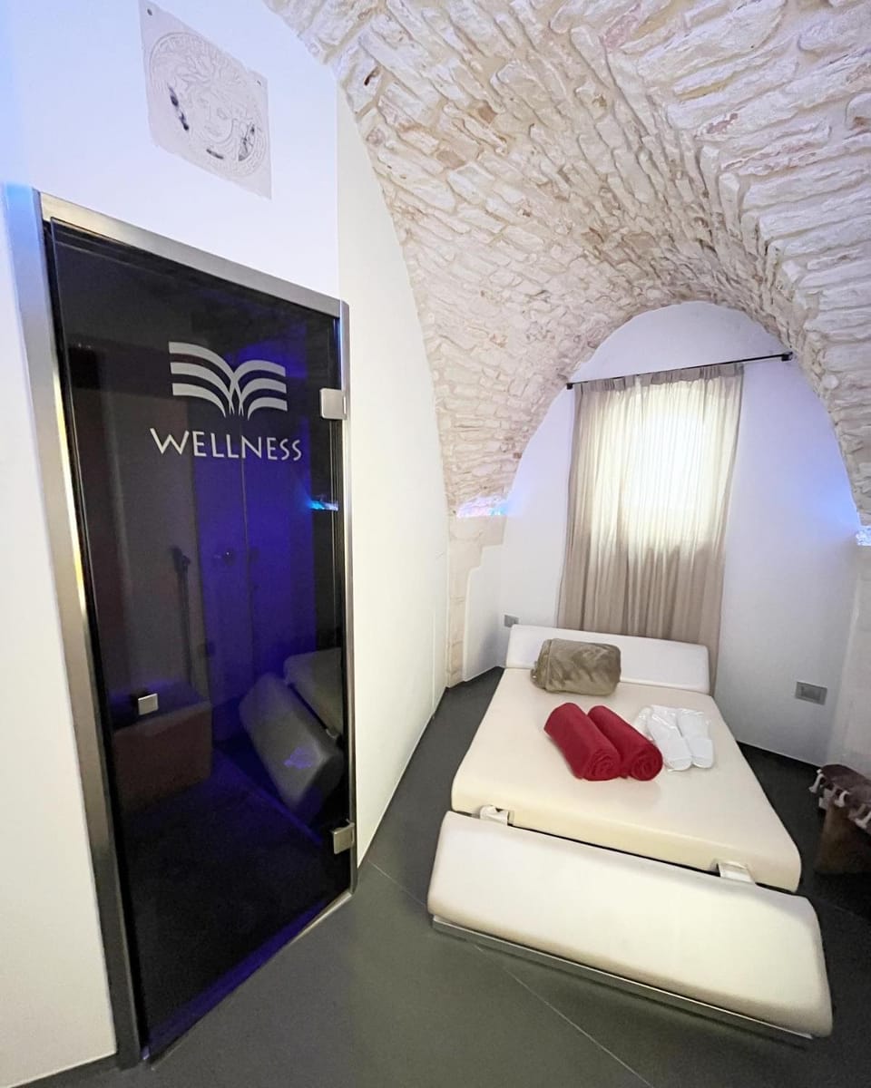 Massage, Sauna, Steam room, Spa and wellness centre/facilities