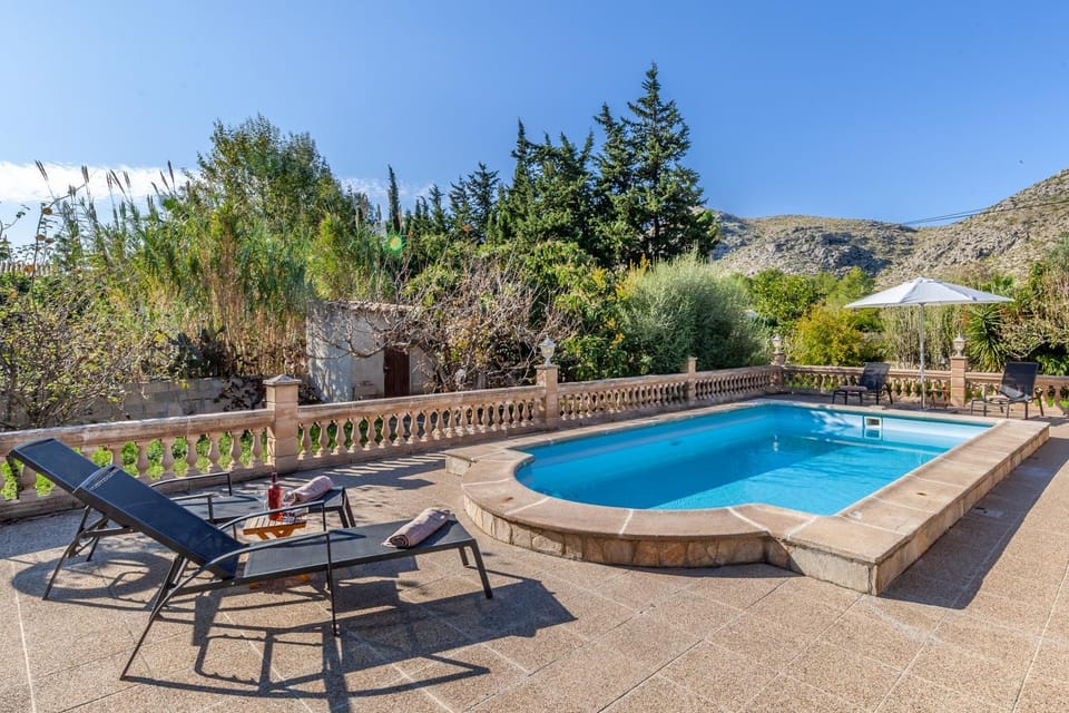 Swimming pool, sunbed