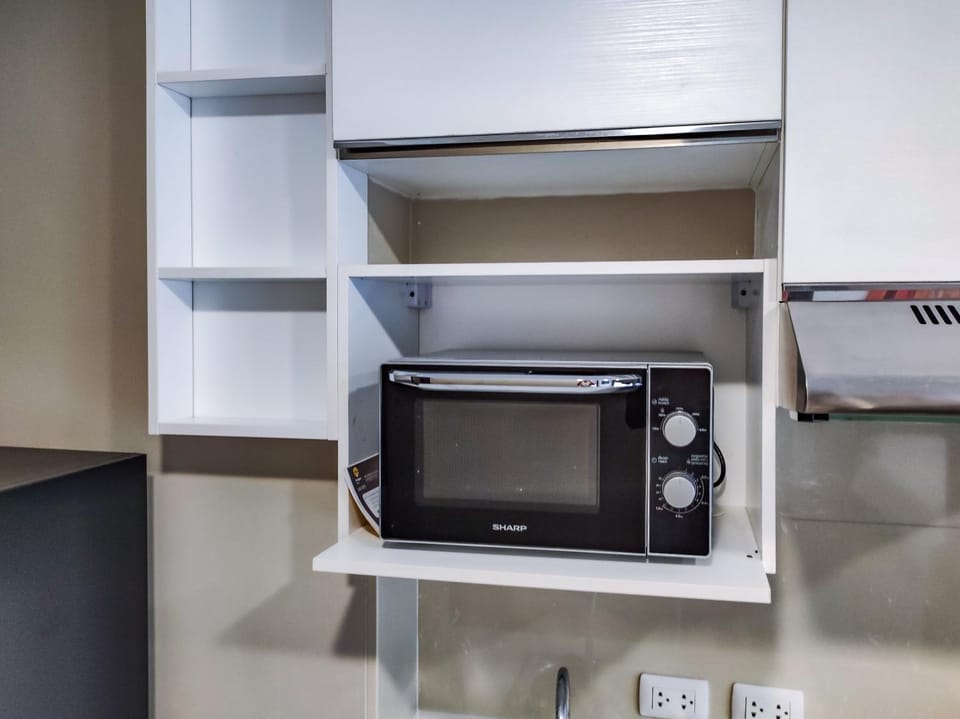 Kitchen or kitchenette, minibar