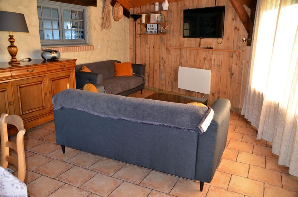 Communal lounge/ TV room, TV and multimedia, Living room, Seating area