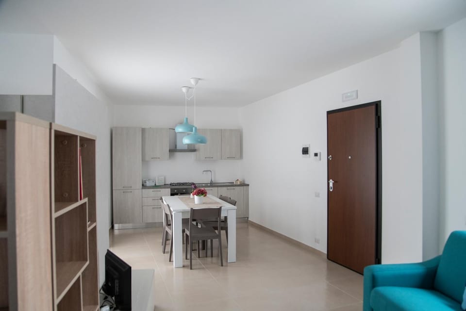 TV and multimedia, Kitchen or kitchenette, Living room, Seating area, Dining area