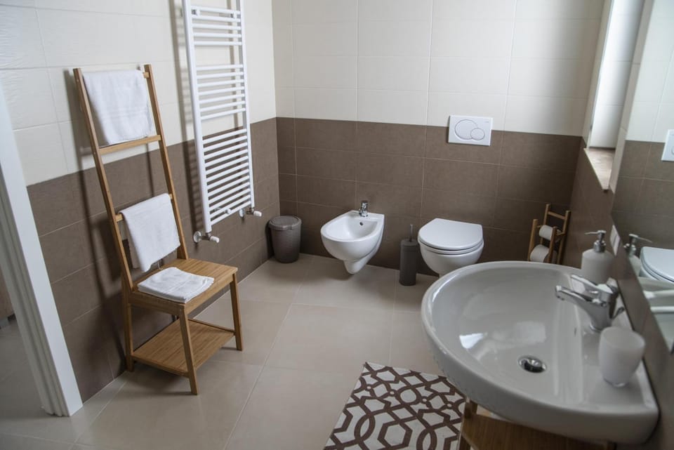 Toilet, Bathroom, bidet, towels