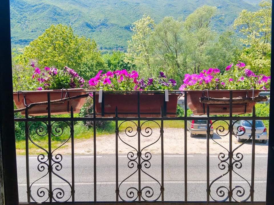 View (from property/room), Balcony/Terrace, Mountain view
