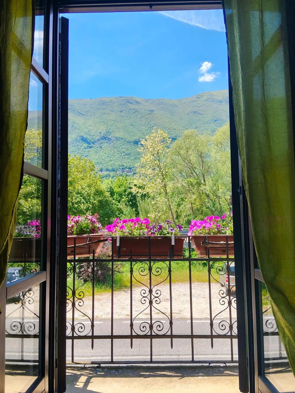 View (from property/room), Balcony/Terrace, Landmark view, Mountain view