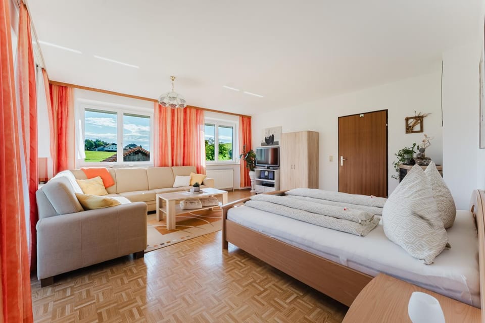 Communal lounge/ TV room, Living room, Bedroom