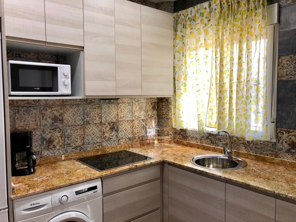 Kitchen or kitchenette, minibar, stove, toaster