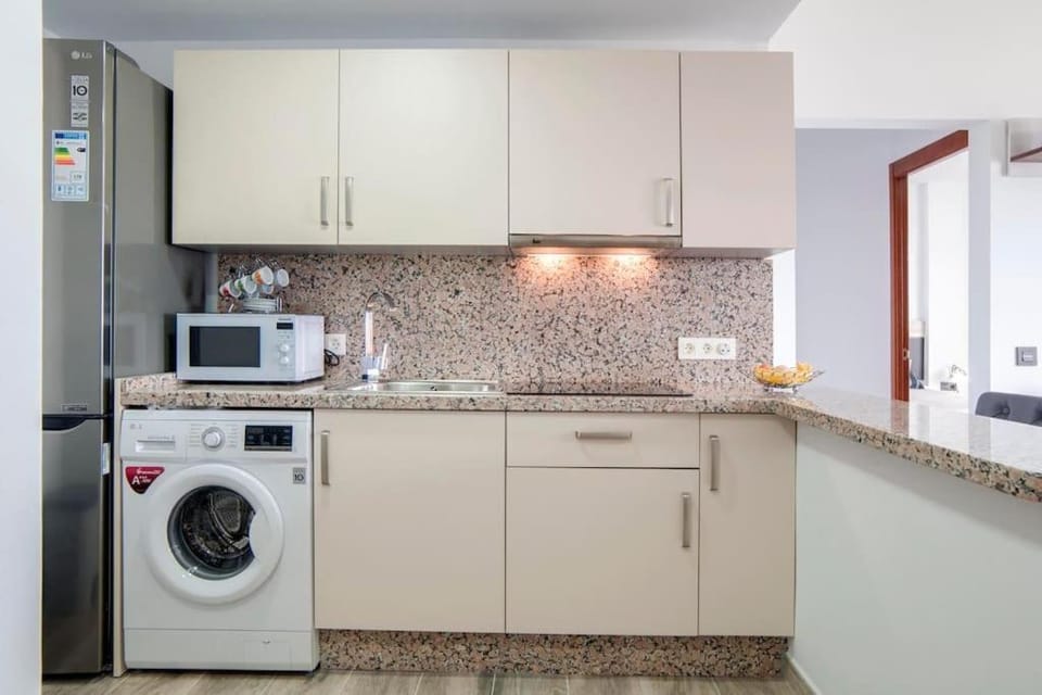 Kitchen or kitchenette, minibar, stove, washing machine