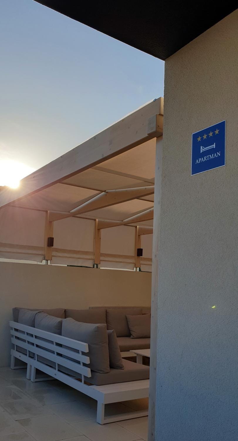 Day, Seating area