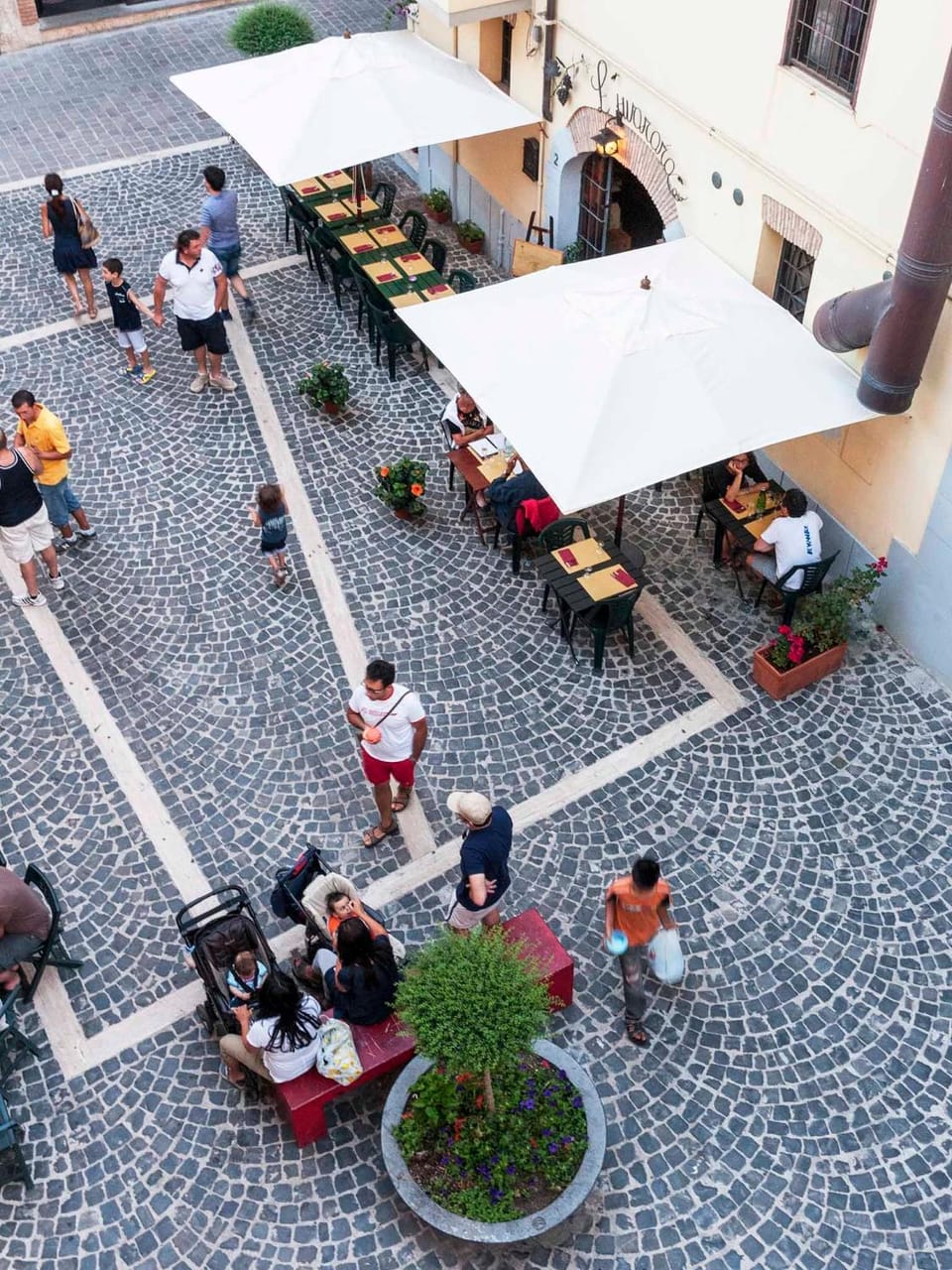 Restaurant/places to eat, Neighbourhood