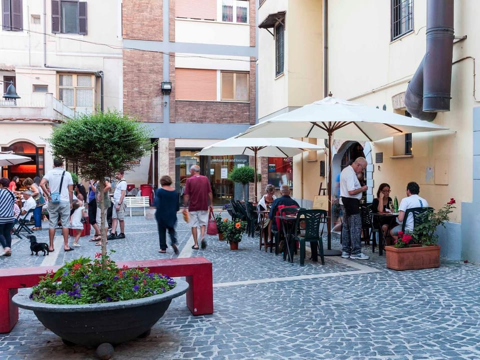 Restaurant/places to eat, Neighbourhood