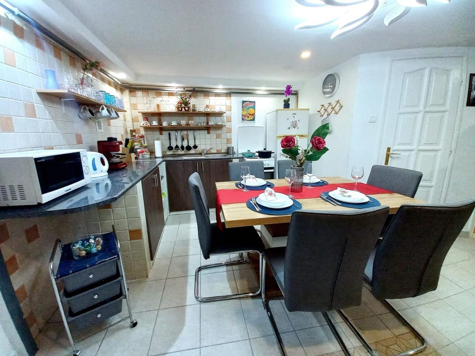 Coffee/tea facilities, microwave, oven, stove, toaster, kitchen