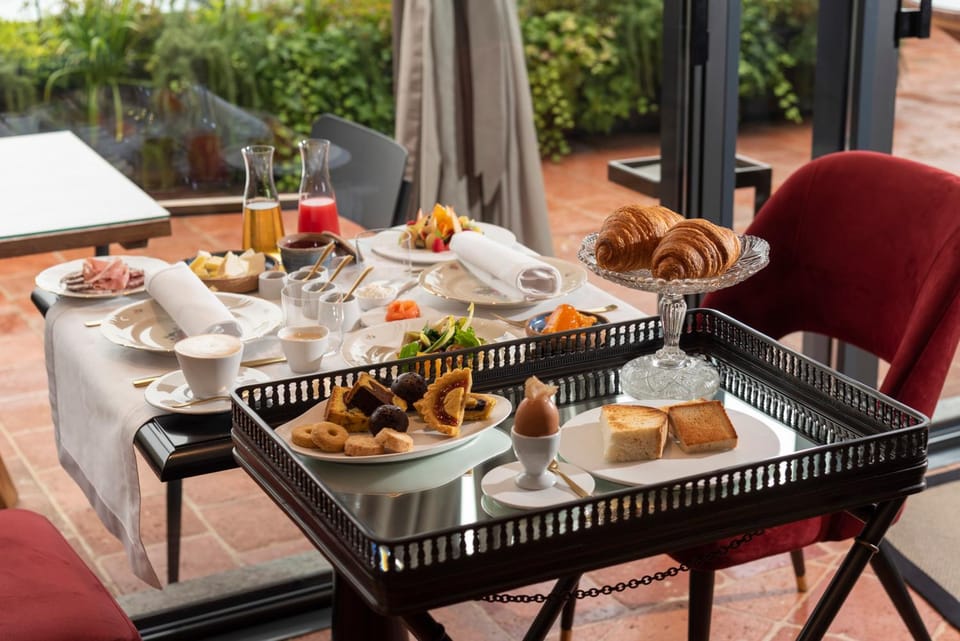 Restaurant/places to eat, Balcony/Terrace, Breakfast