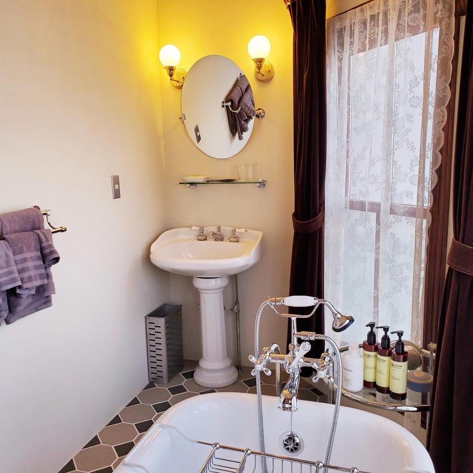 Bathroom, Bath, towels