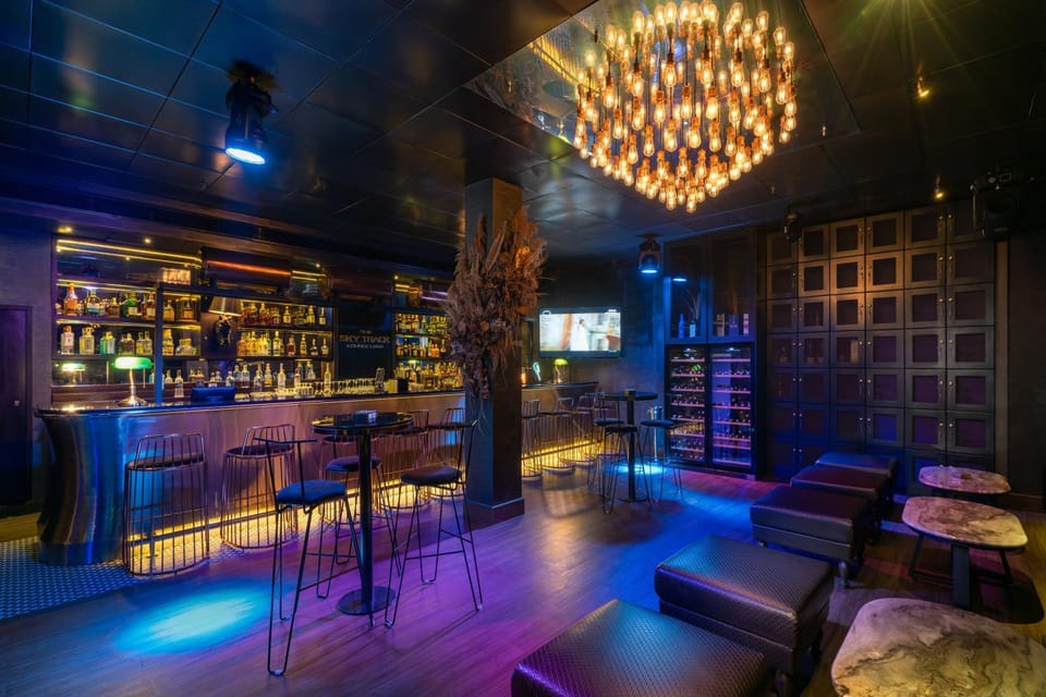 Nightclub / DJ, Lounge or bar
