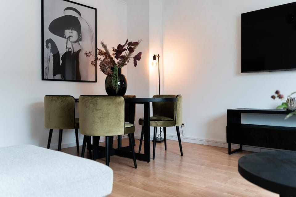 TV and multimedia, Living room, Photo of the whole room, Seating area, Dining area