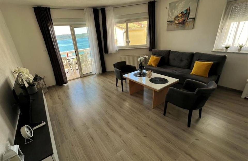 Apartment in Trogir with sea view, balcony, air conditioning, Wi-Fi (4786-1) Apartment in Trogir