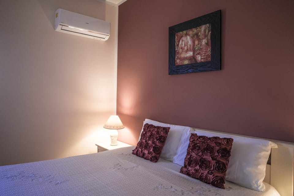 Photo of the whole room, Bedroom, air conditioner