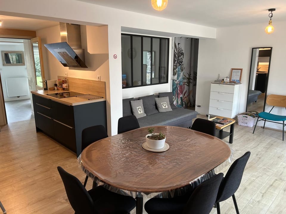Seating area, Dining area