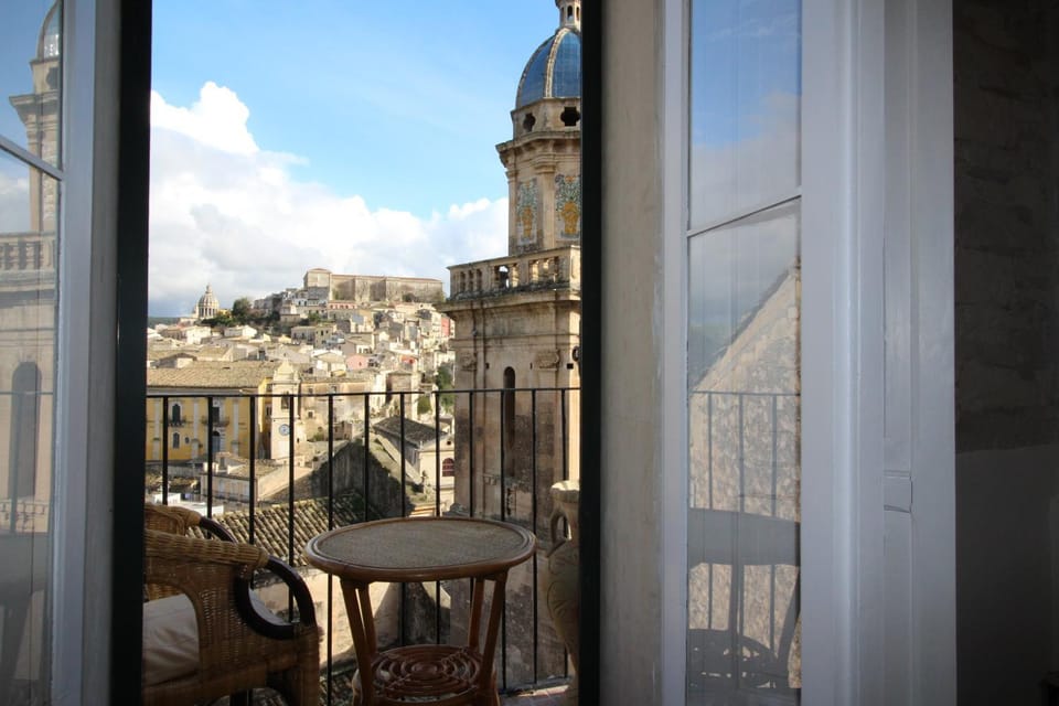 Property building, Bed, People, Balcony/Terrace, Balcony/Terrace, Photo of the whole room, Decorative detail, Bedroom, Communal kitchen, City view, City view, Landmark view