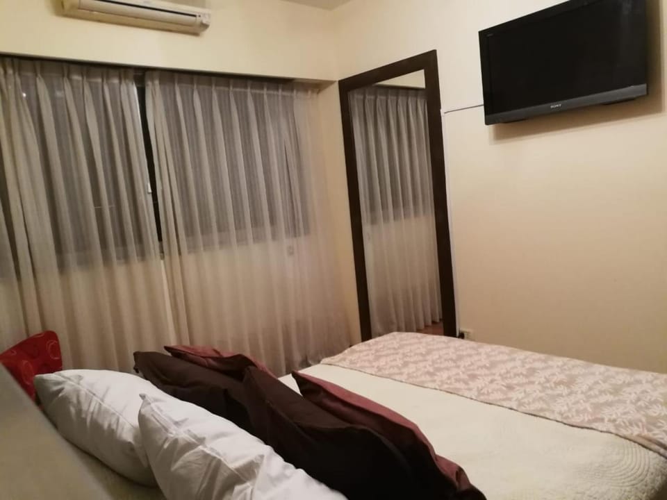 Bed, TV and multimedia, Photo of the whole room, Bedroom