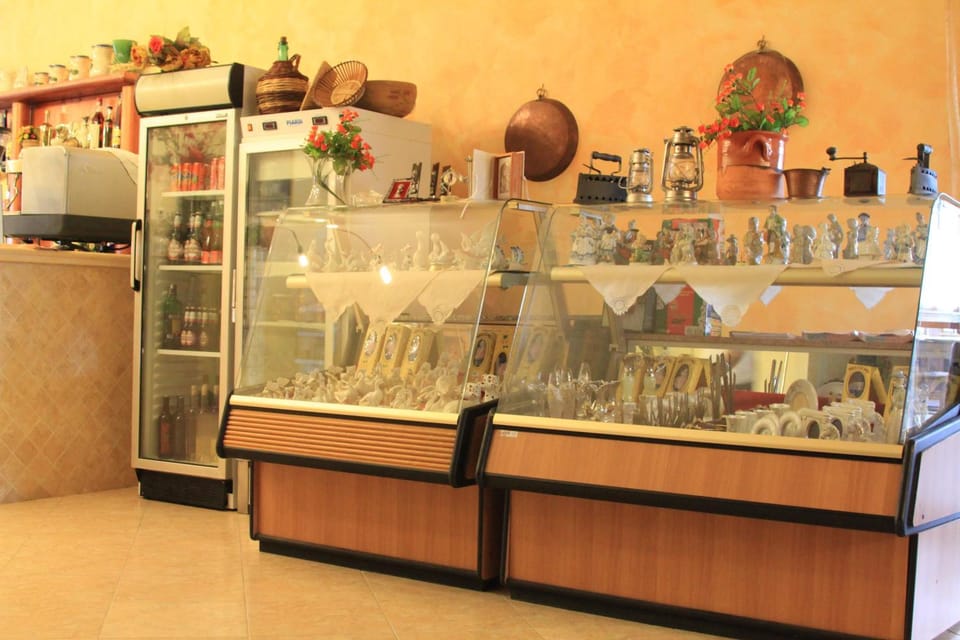 Lounge or bar, Food and drinks