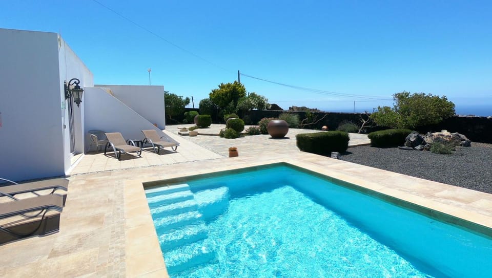 Patio, Swimming pool, sunbed