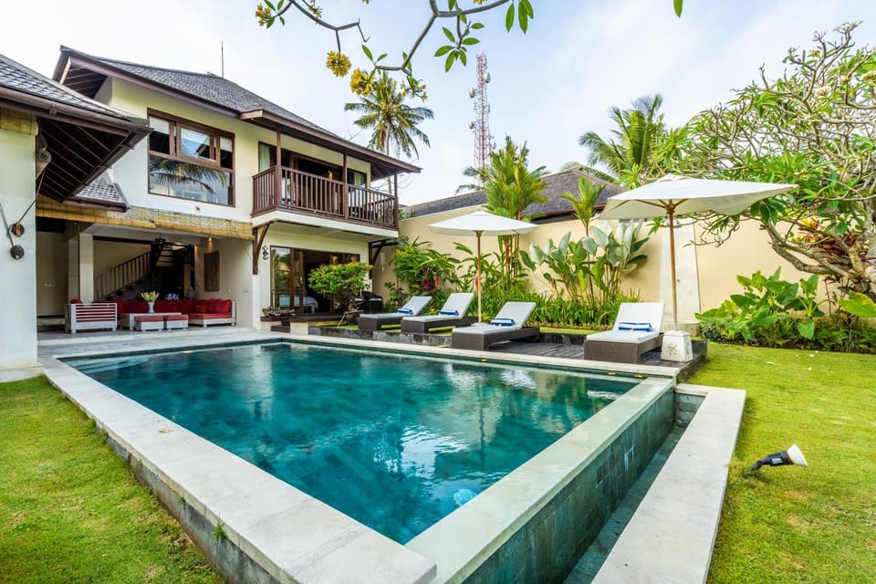 Property building, Patio, Day, Garden, Garden view, Pool view, Swimming pool, Swimming pool, sunbed