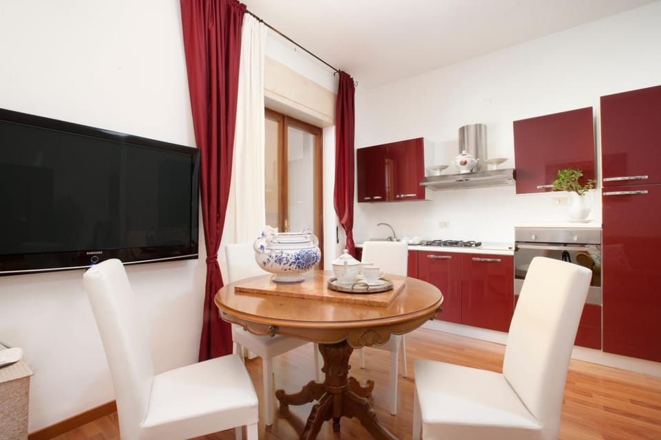 Kitchen or kitchenette, Dining area