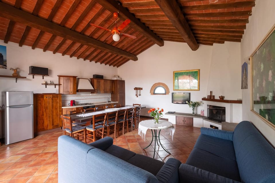Kitchen or kitchenette, Living room, Seating area, Dining area, oven, pet friendly, stove