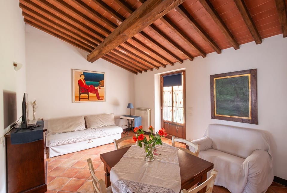 Communal lounge/ TV room, TV and multimedia, Living room, Seating area, Dining area, Evening entertainment