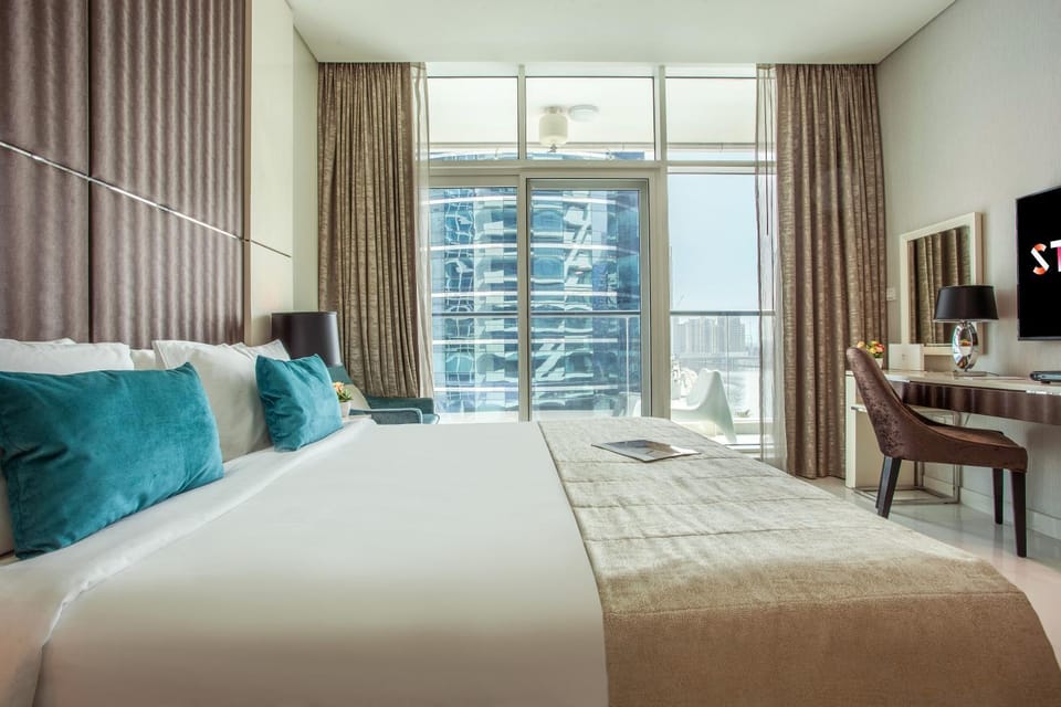 Staycae Bay's Edge Apartment in Dubai